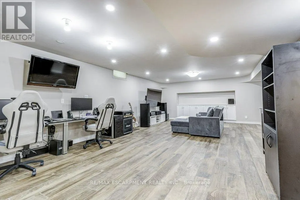 33 LOCKMAN DRIVE