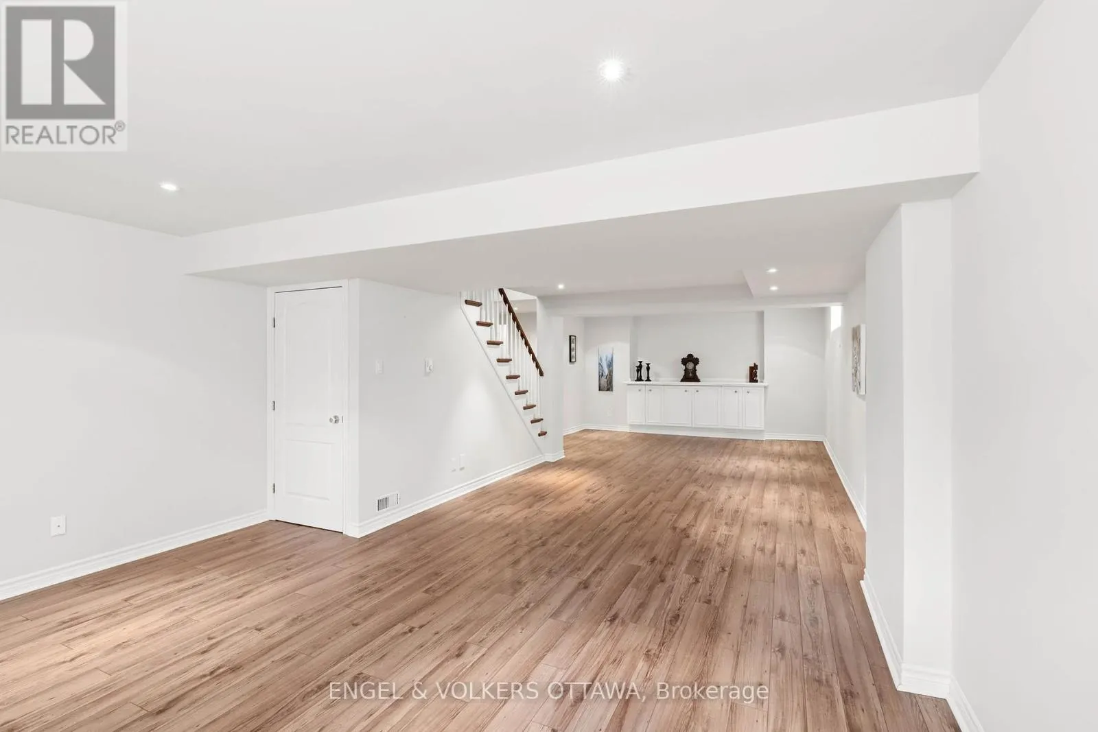 35 HERITAGE GROVE CRESCENT