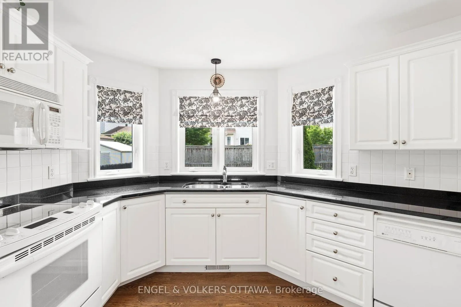 35 HERITAGE GROVE CRESCENT