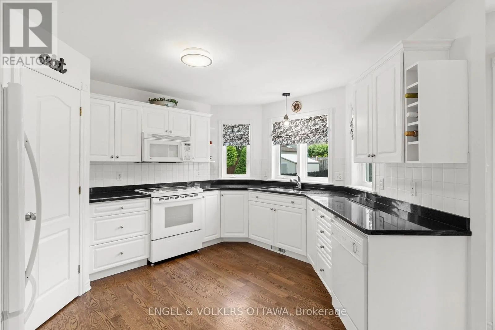 35 HERITAGE GROVE CRESCENT