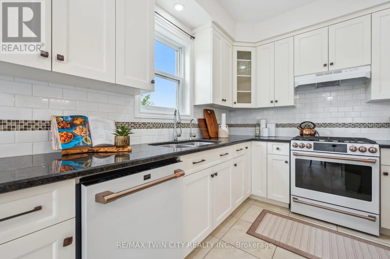450 APPLEGATE COURT