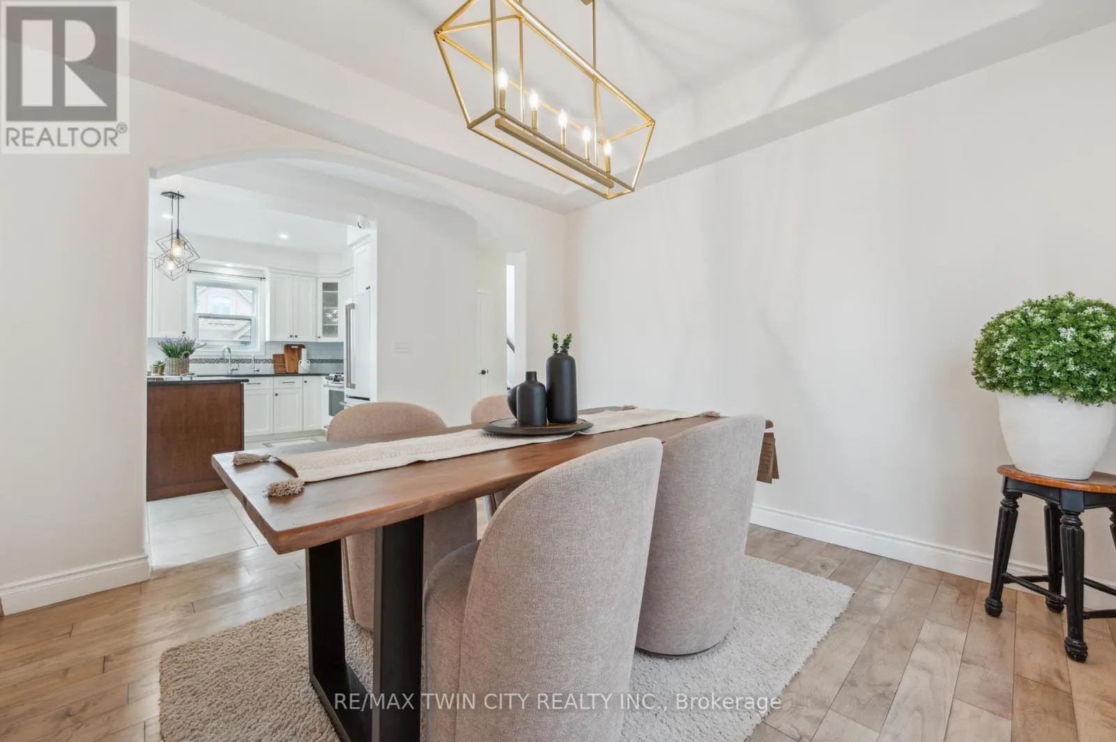 450 APPLEGATE COURT