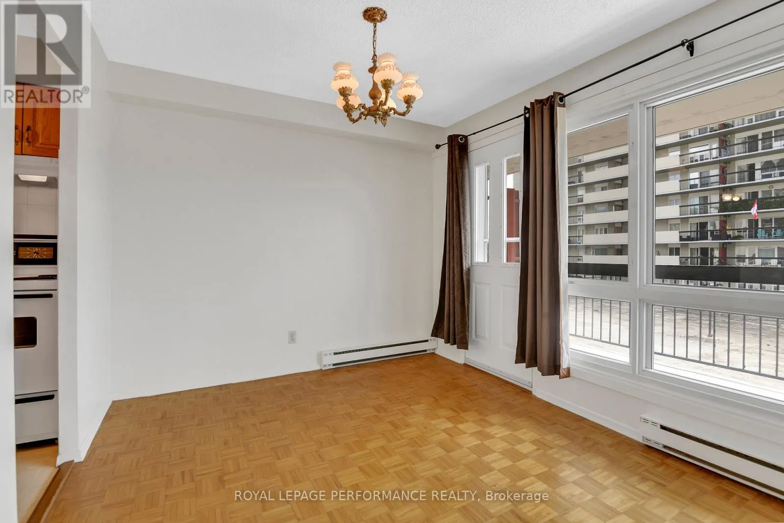 202 - 158 B MCARTHUR AVENUE