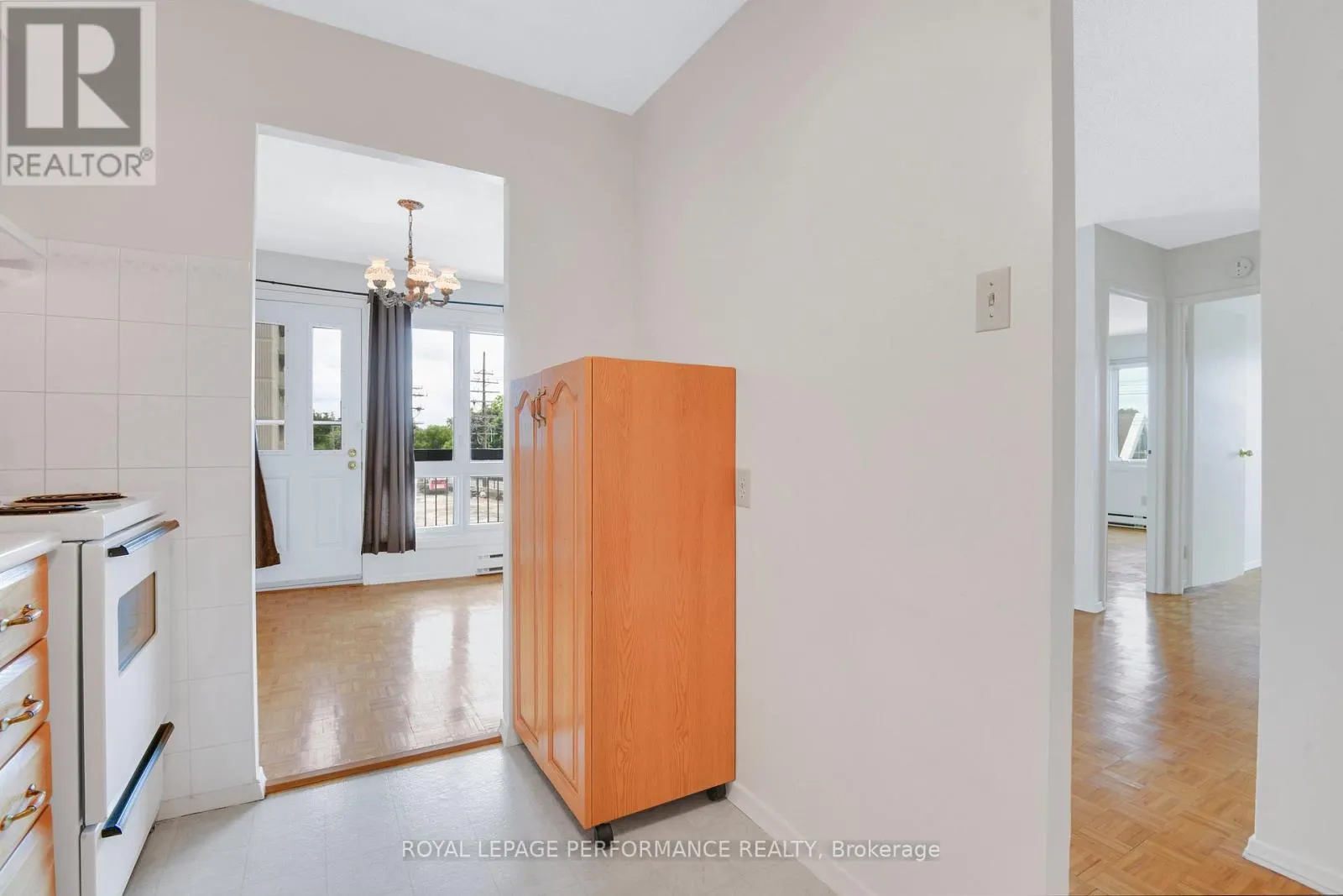 202 - 158 B MCARTHUR AVENUE