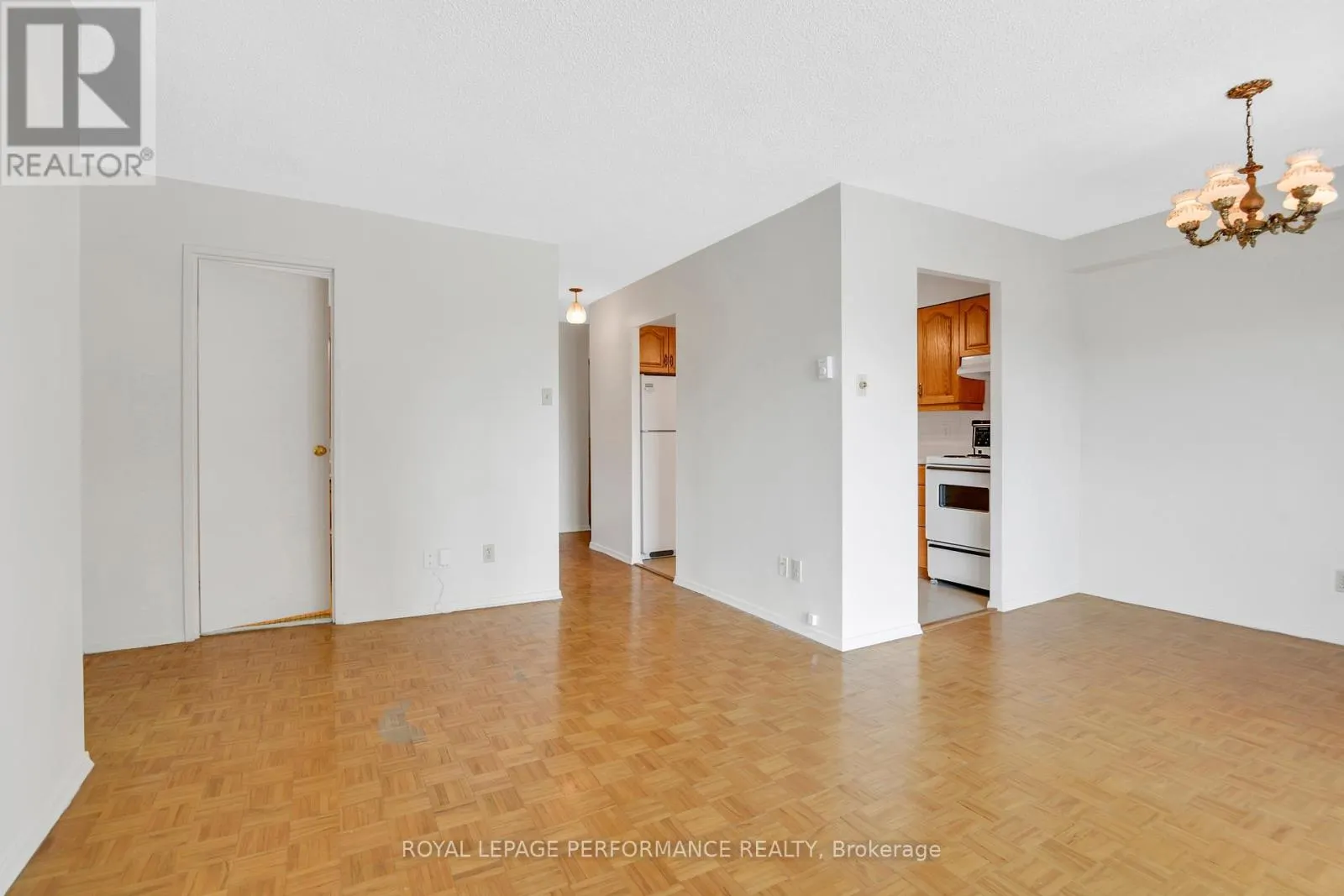 202 - 158 B MCARTHUR AVENUE