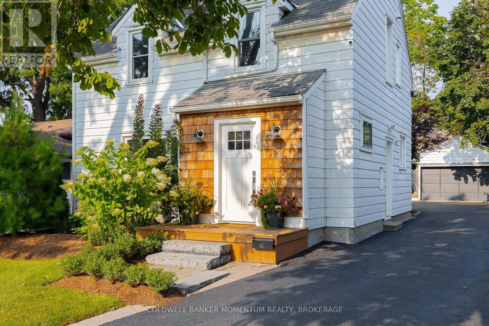 21 CARLETON STREET S