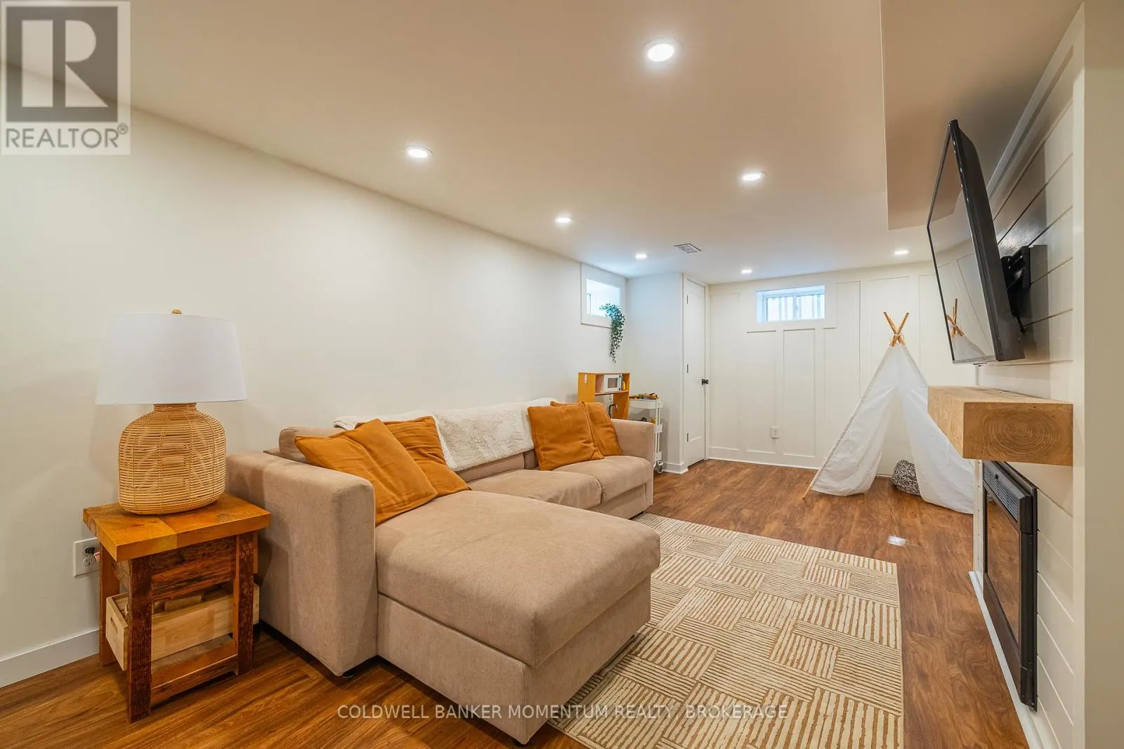 21 CARLETON STREET S