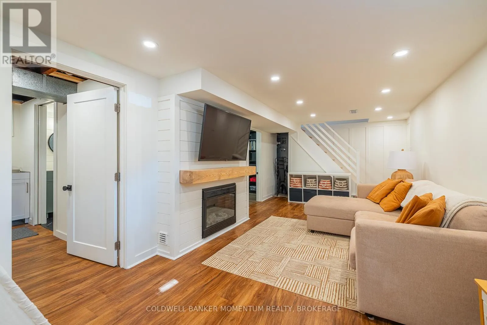 21 CARLETON STREET S