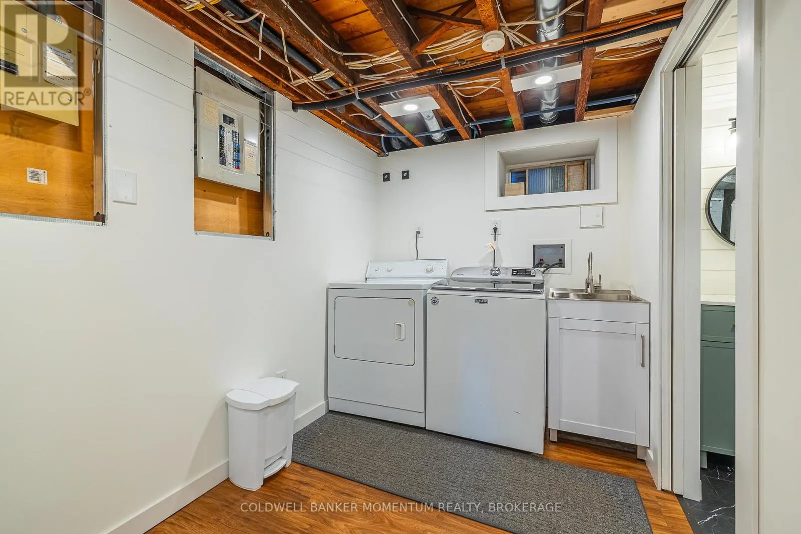 21 CARLETON STREET S