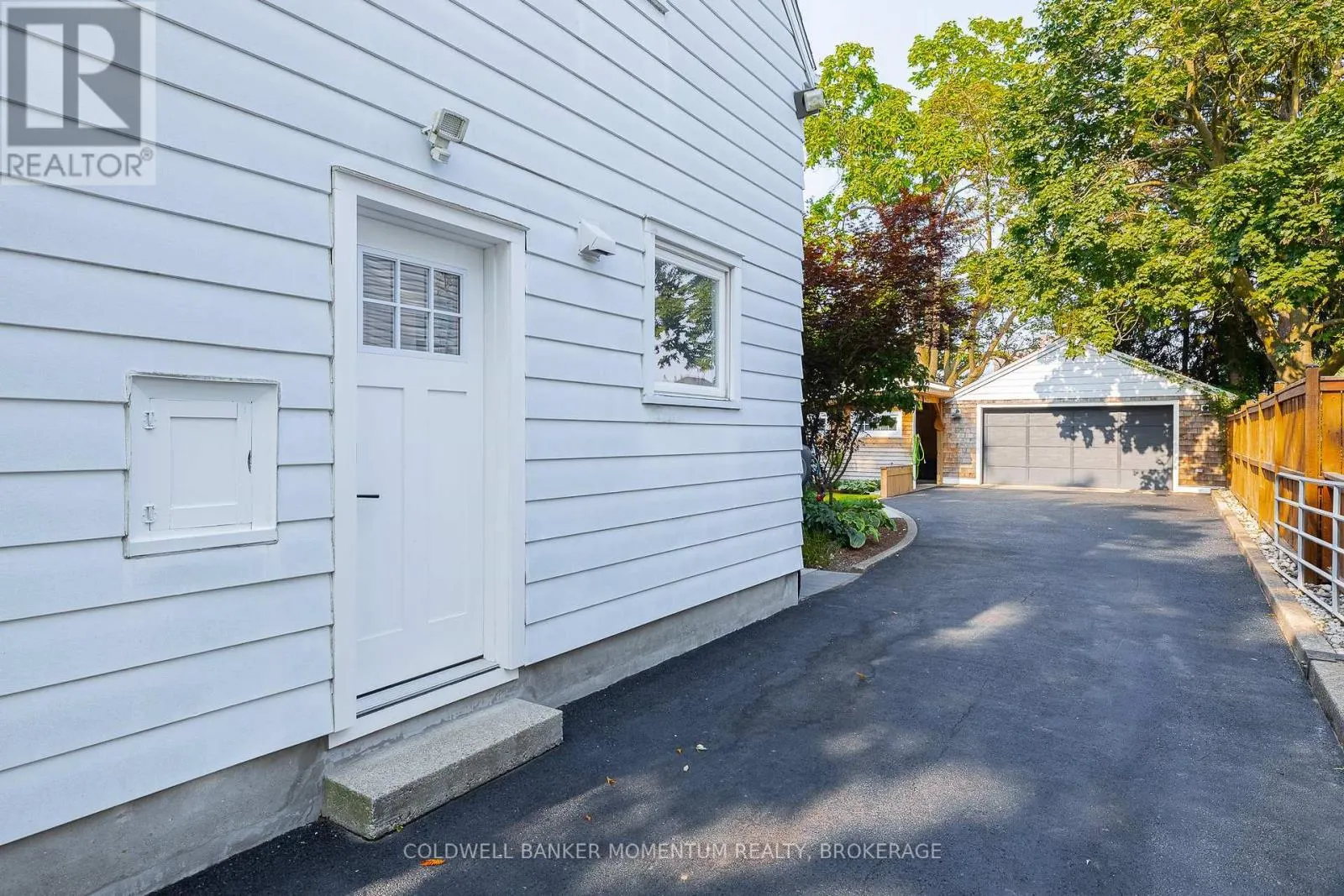 21 CARLETON STREET S
