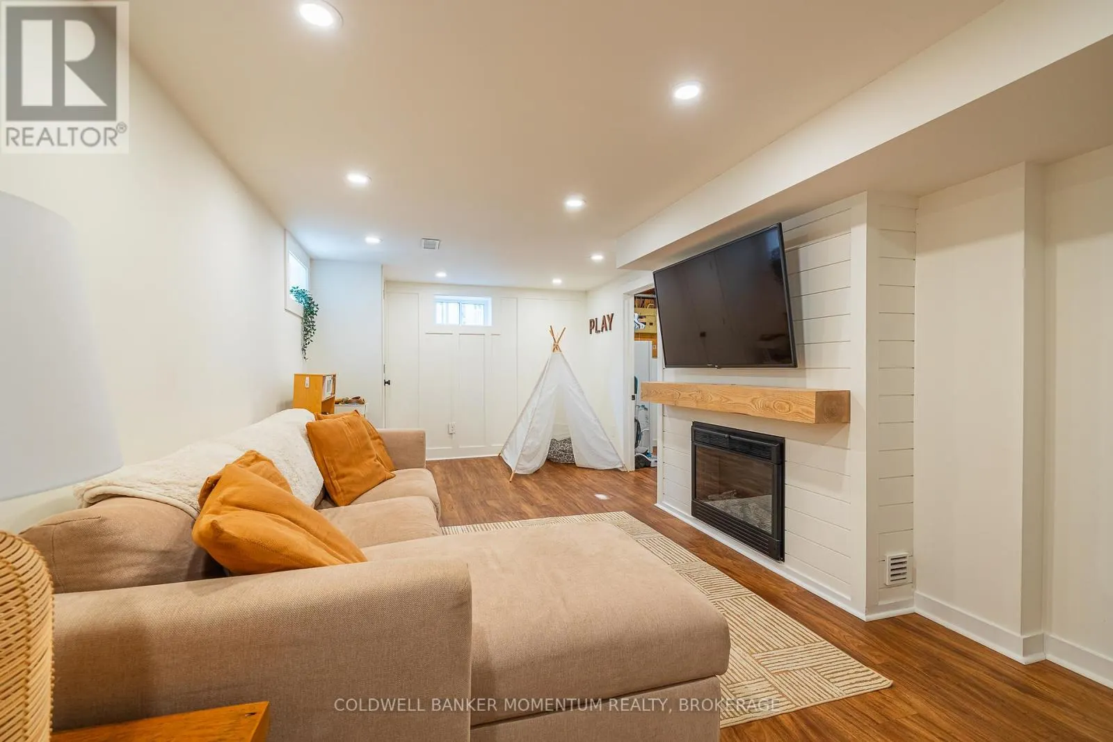 21 CARLETON STREET S