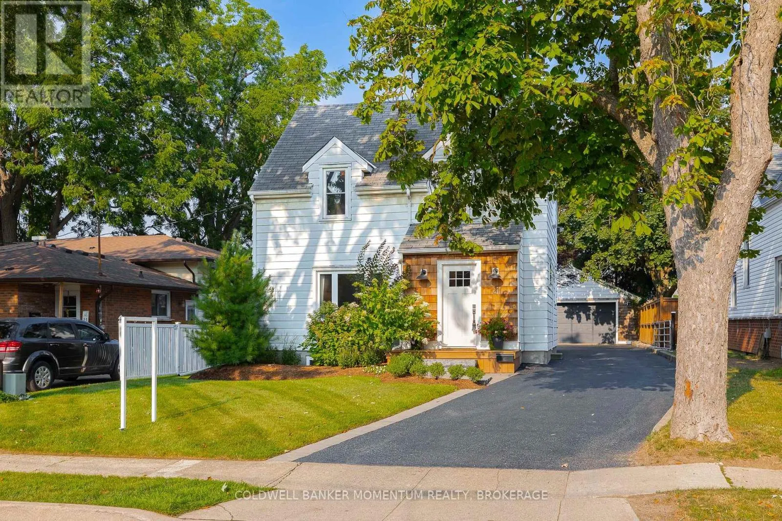 21 CARLETON STREET S