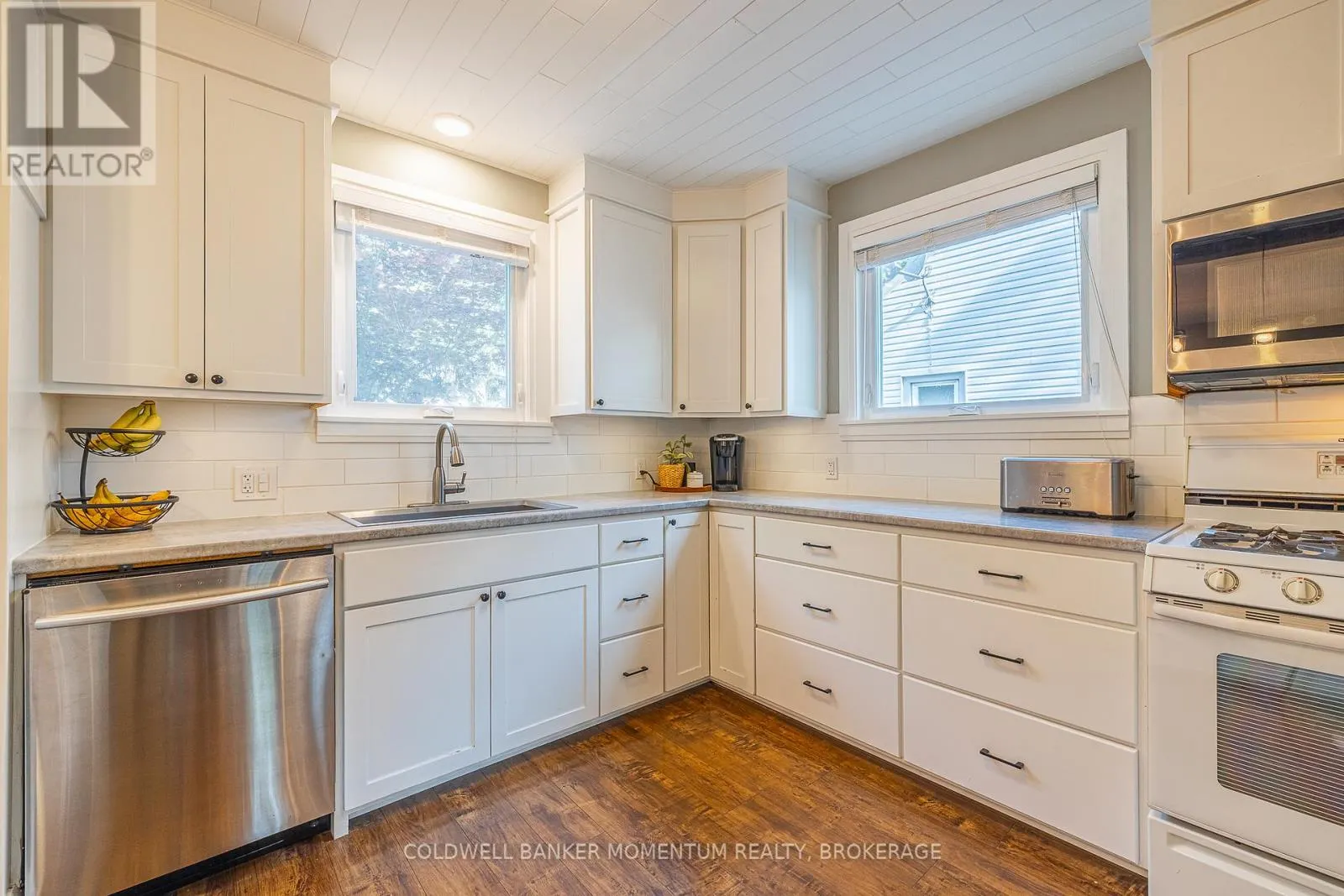 21 CARLETON STREET S