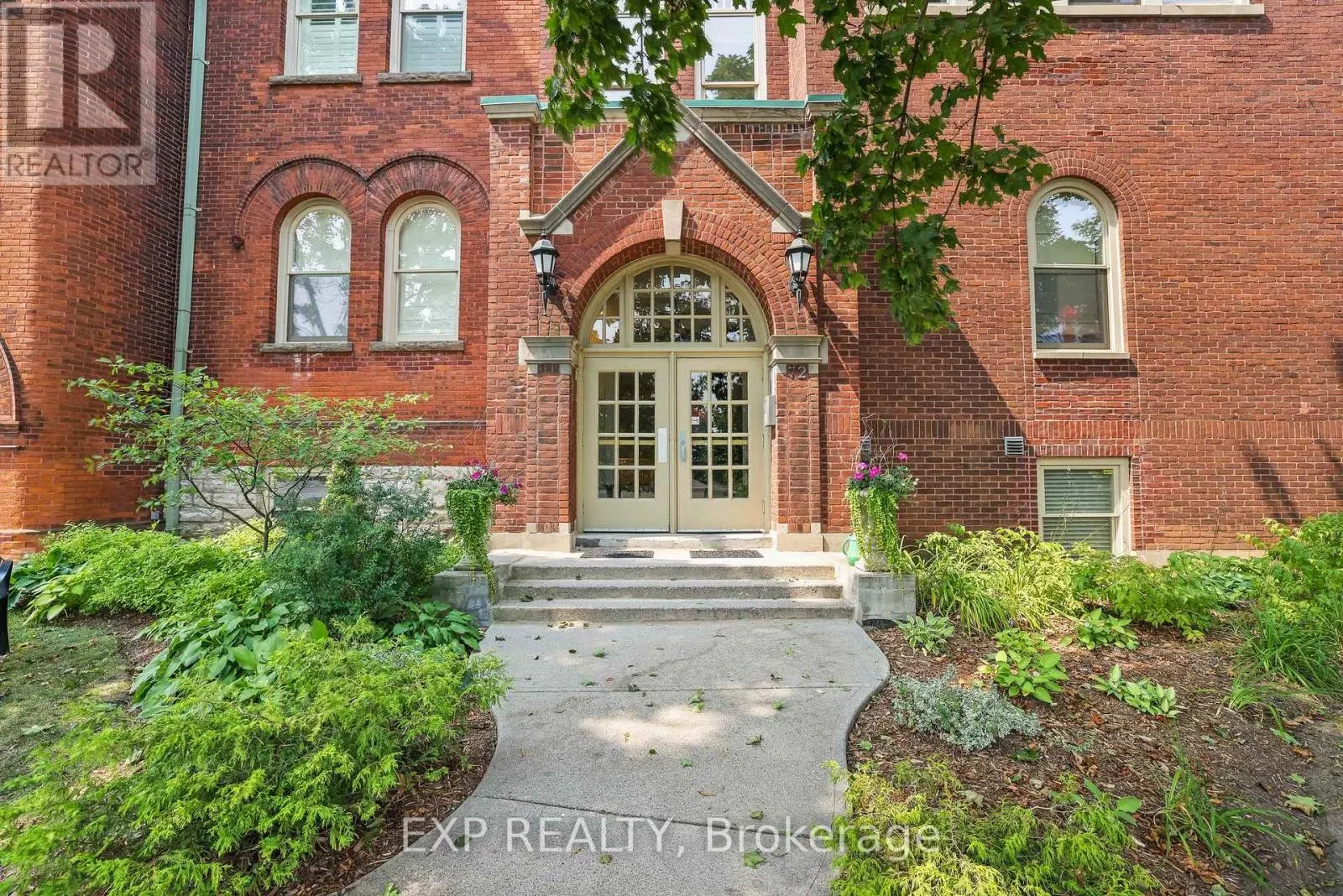 302 - 72 PINE STREET N, #302