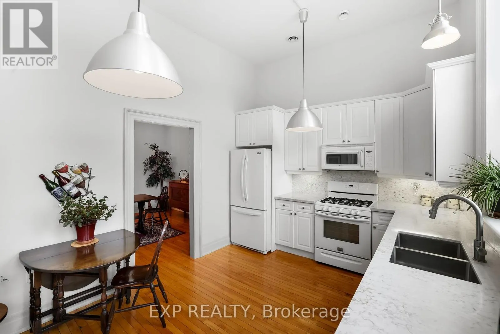302 - 72 PINE STREET N, #302
