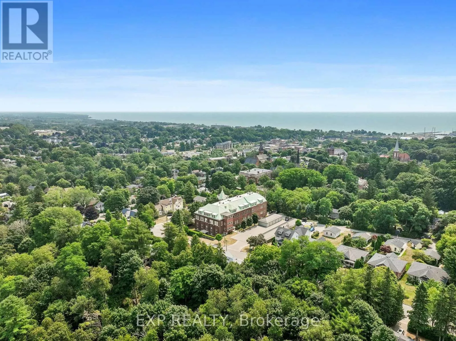 302 - 72 PINE STREET N, #302