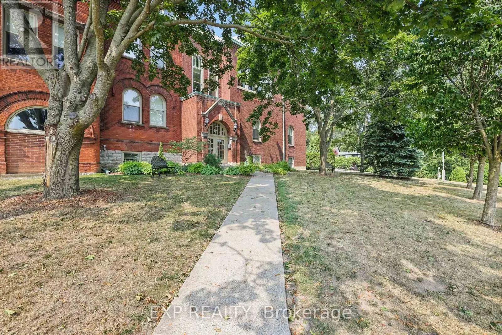 302 - 72 PINE STREET N, #302
