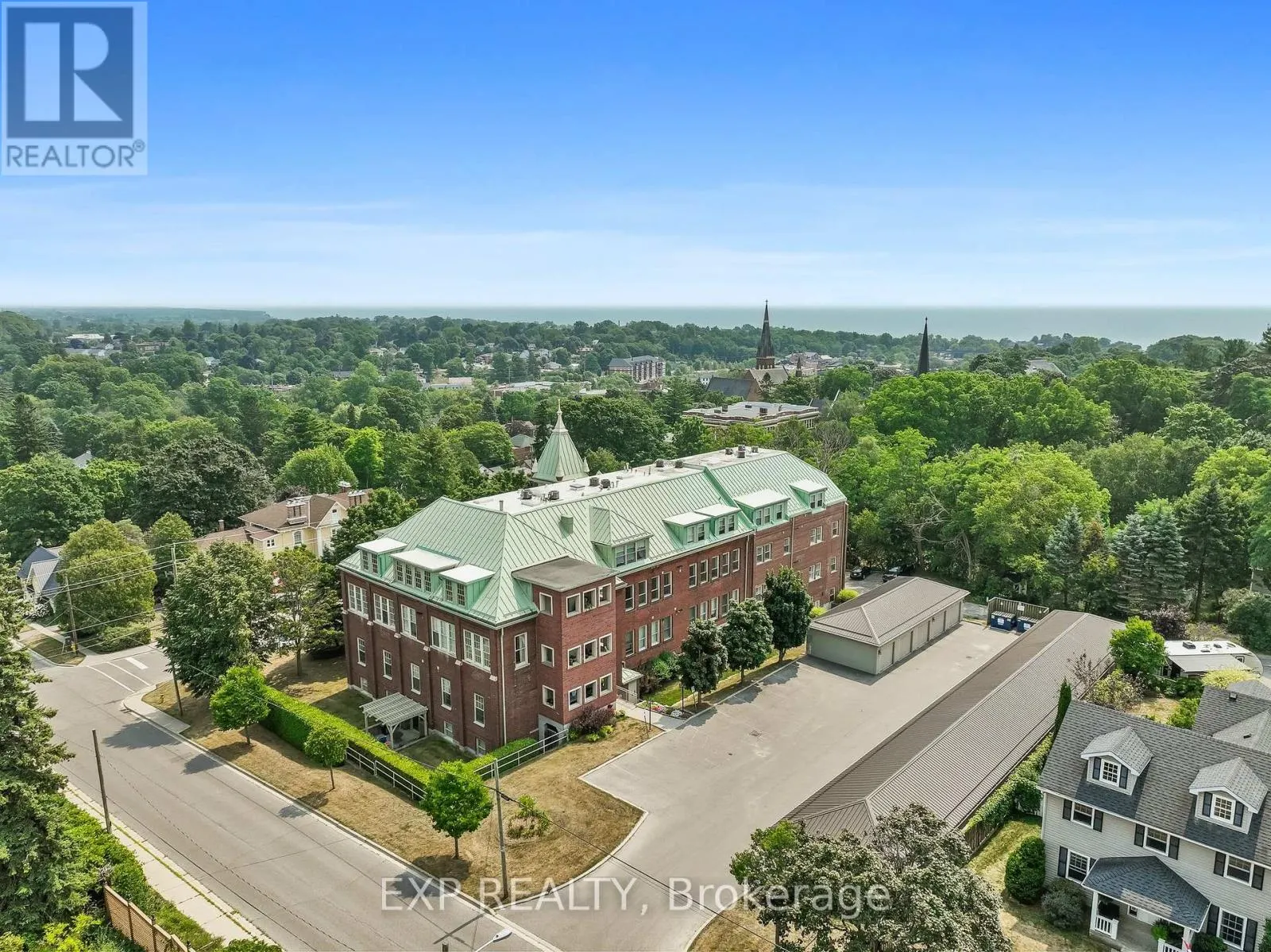 302 - 72 PINE STREET N, #302