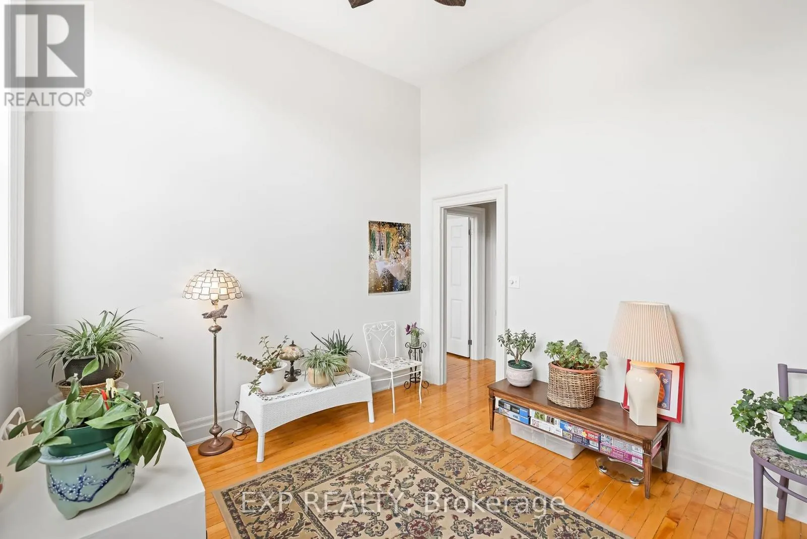 302 - 72 PINE STREET N, #302
