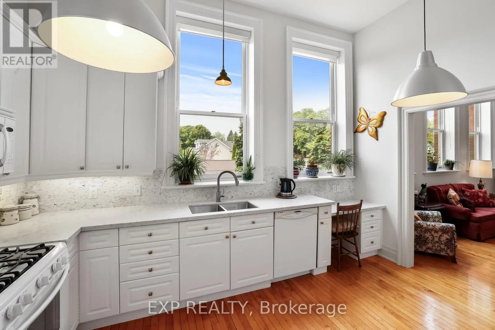 302 - 72 PINE STREET N, #302