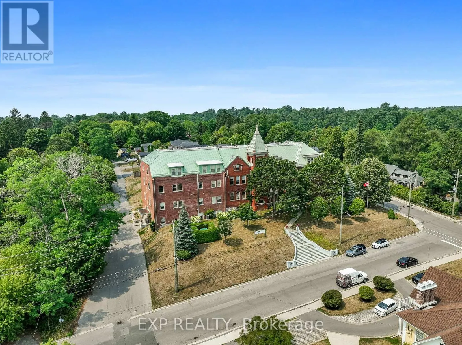 302 - 72 PINE STREET N, #302