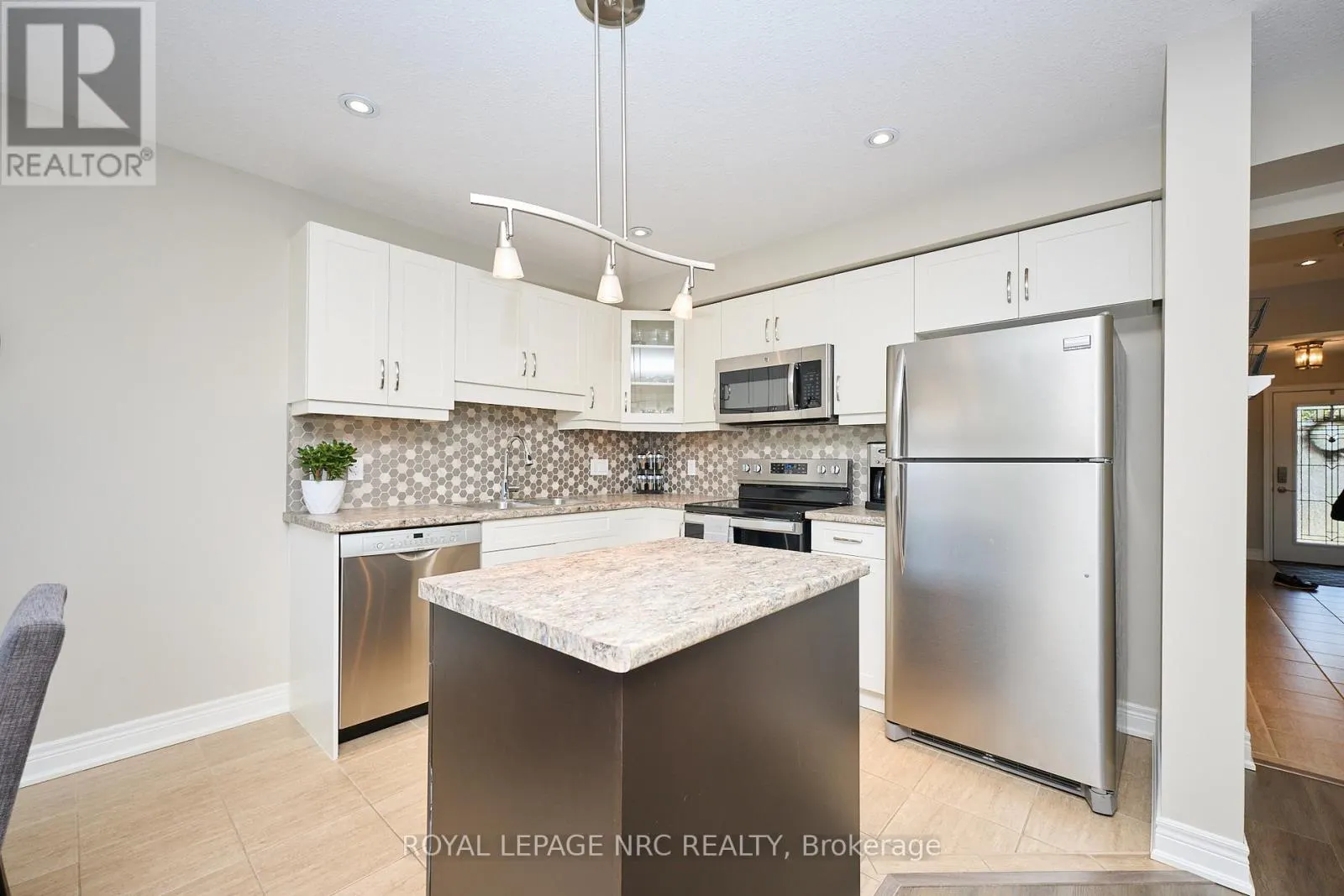 118 ROSELAWN CRESCENT