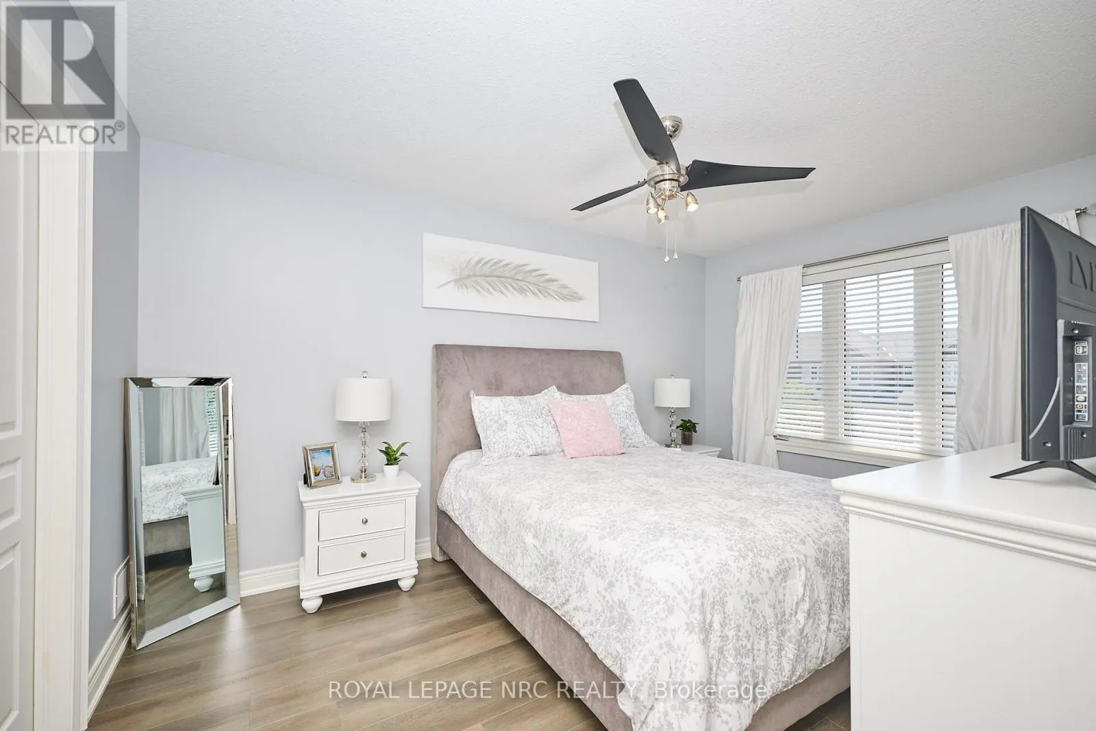 118 ROSELAWN CRESCENT