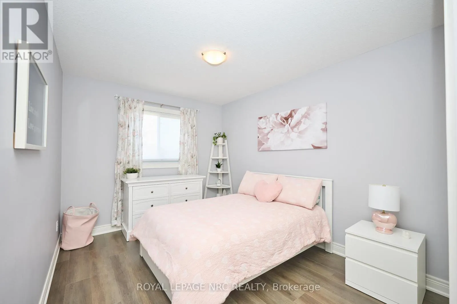 118 ROSELAWN CRESCENT