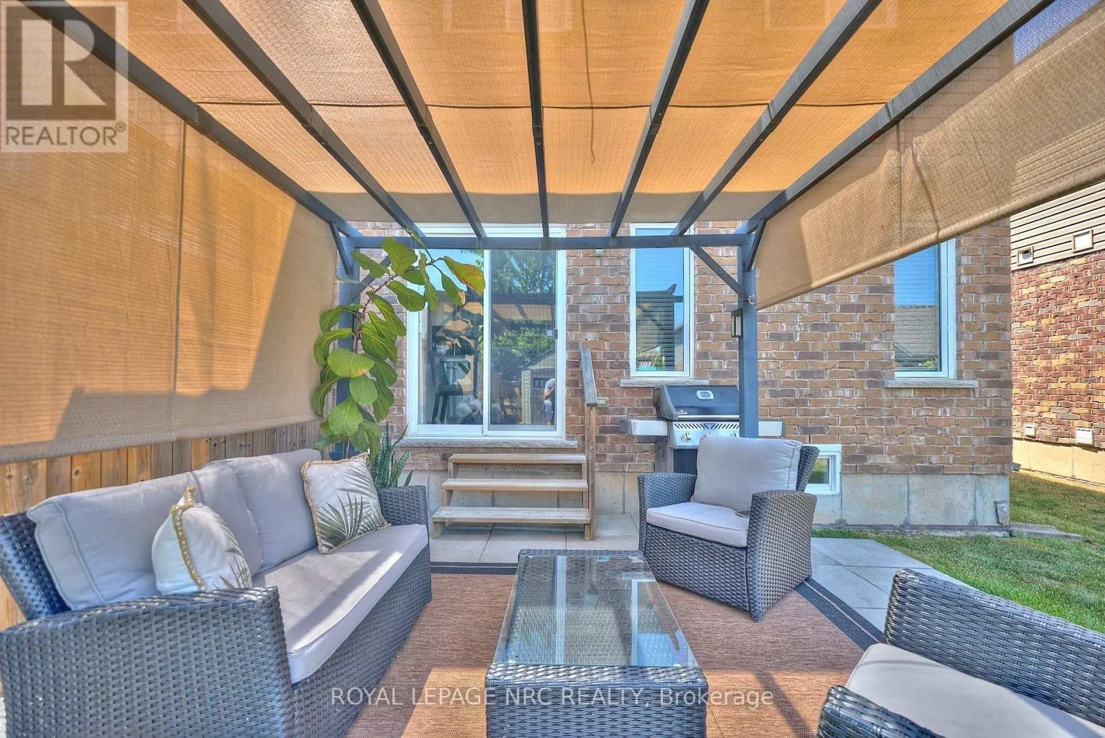 118 ROSELAWN CRESCENT