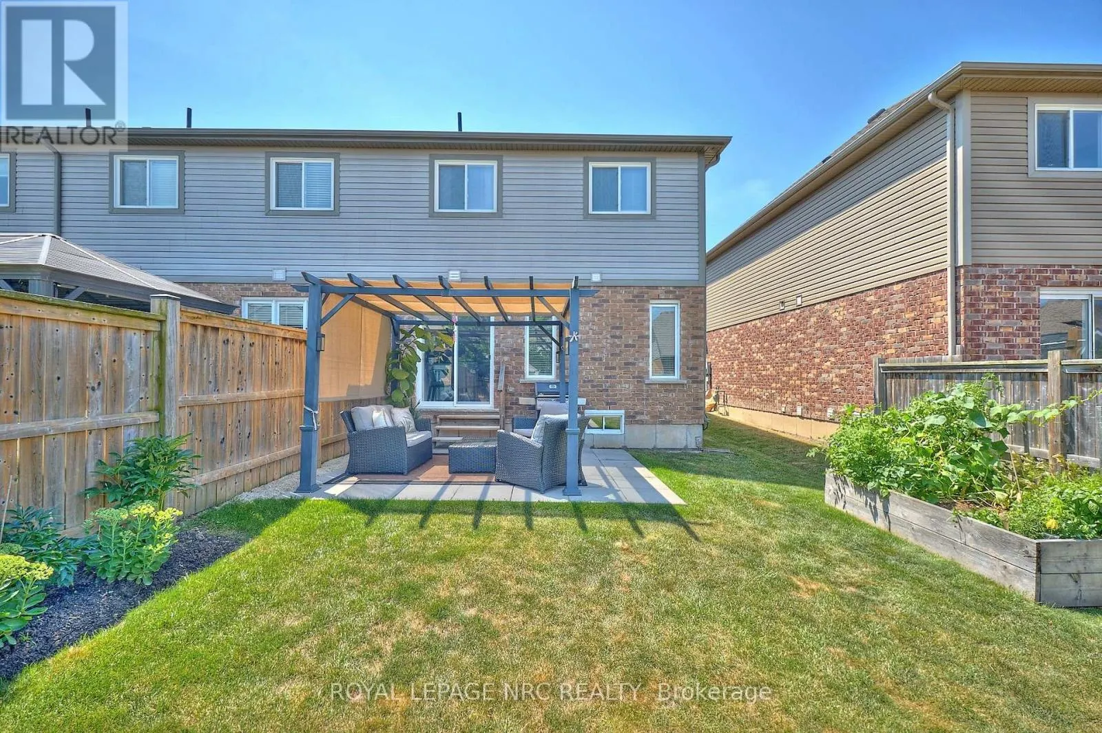 118 ROSELAWN CRESCENT