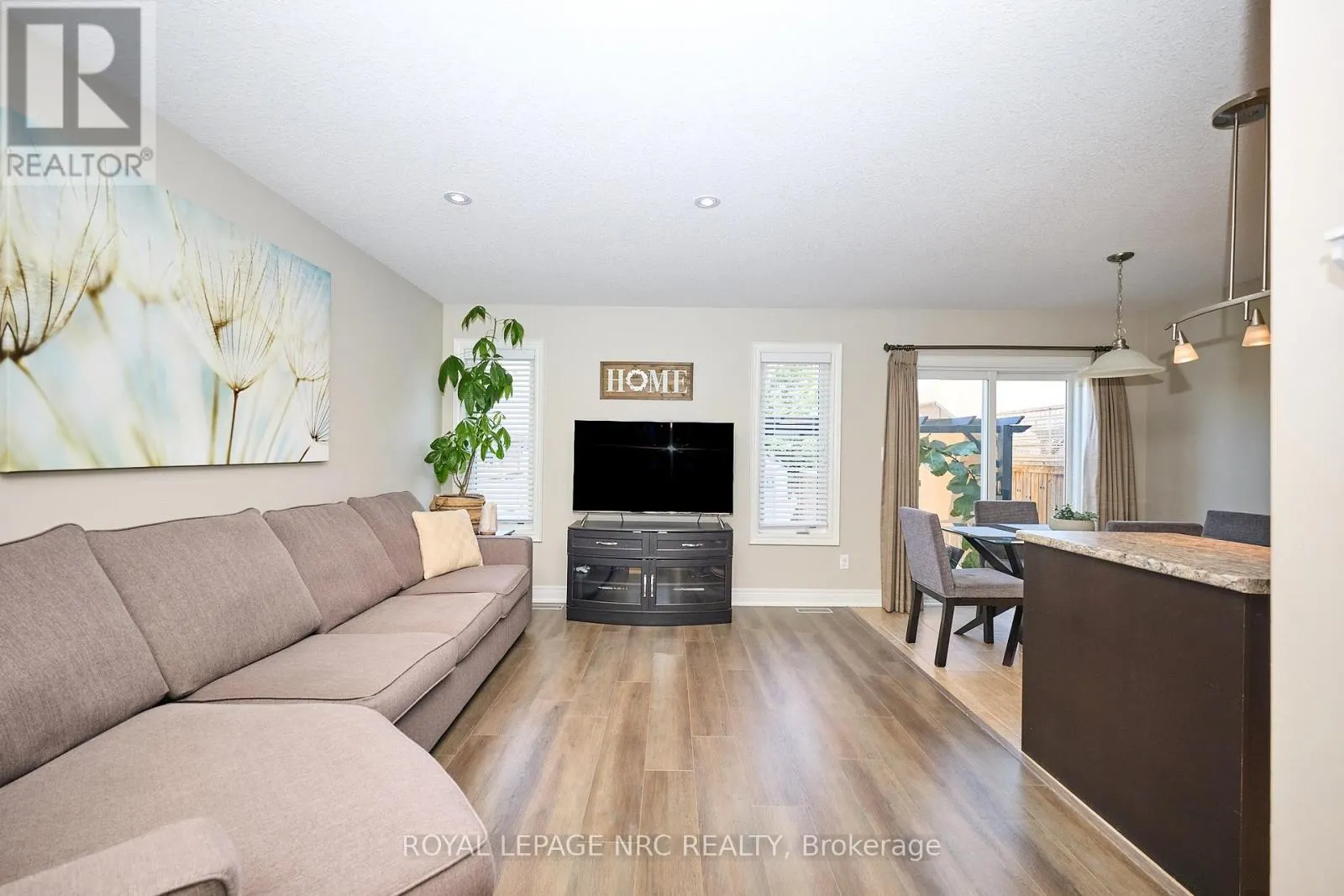 118 ROSELAWN CRESCENT