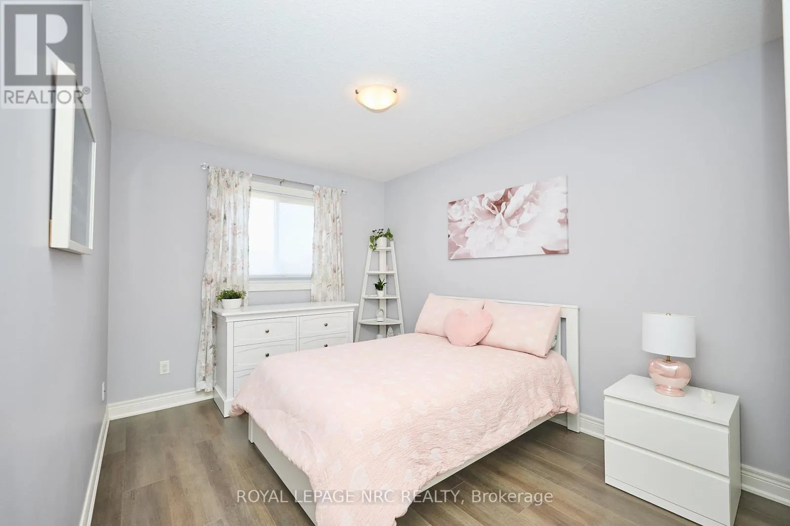 118 ROSELAWN CRESCENT
