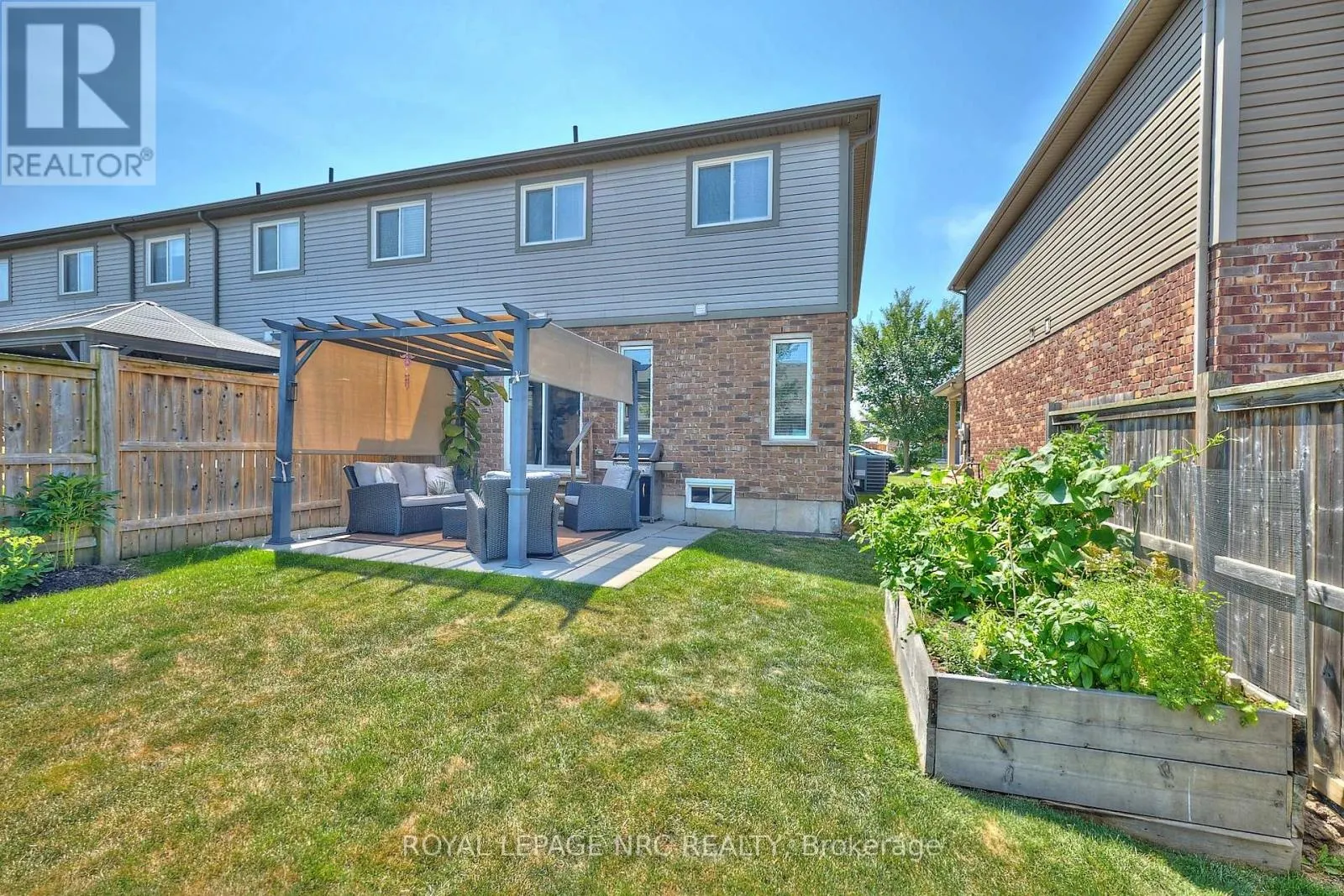 118 ROSELAWN CRESCENT