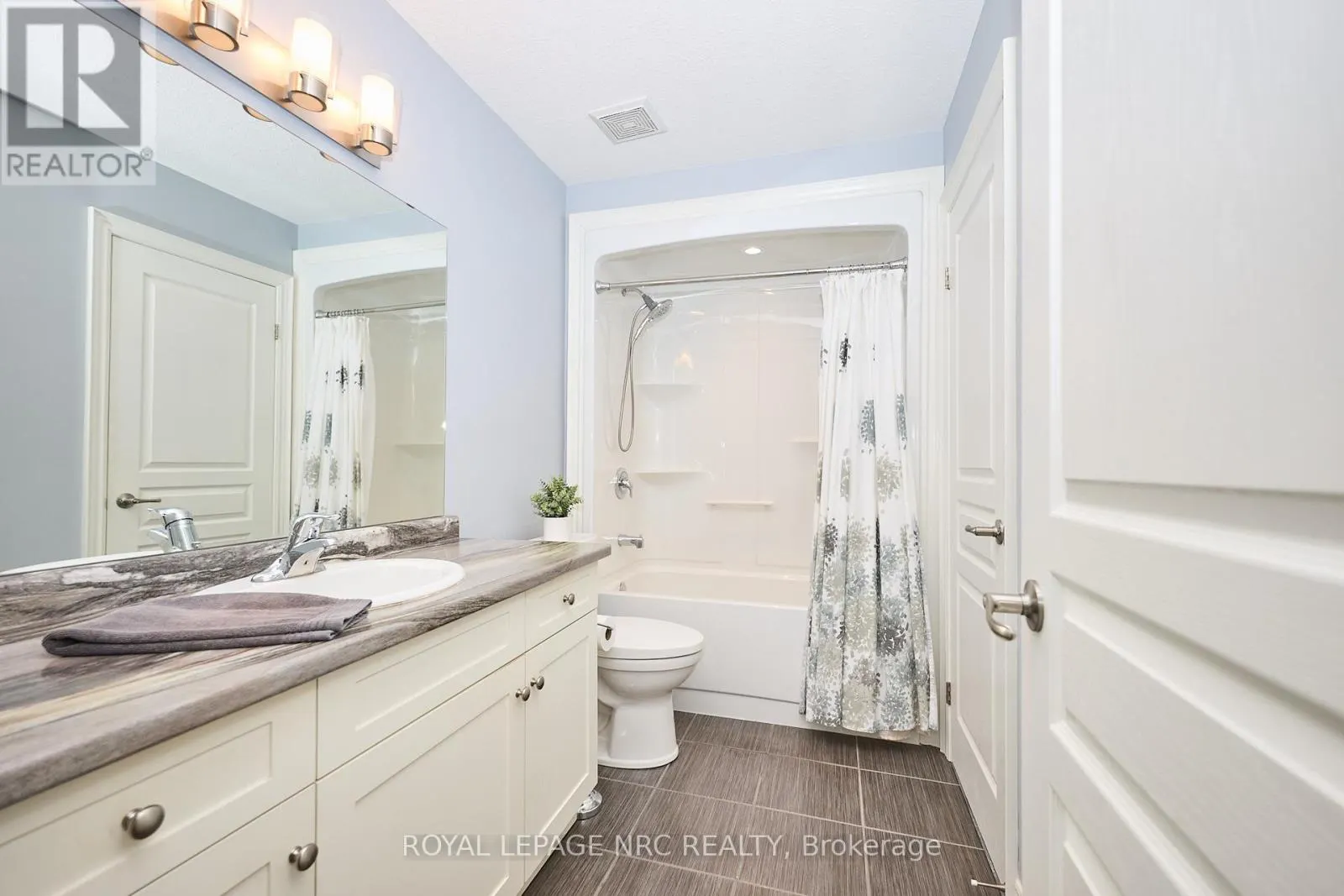 118 ROSELAWN CRESCENT