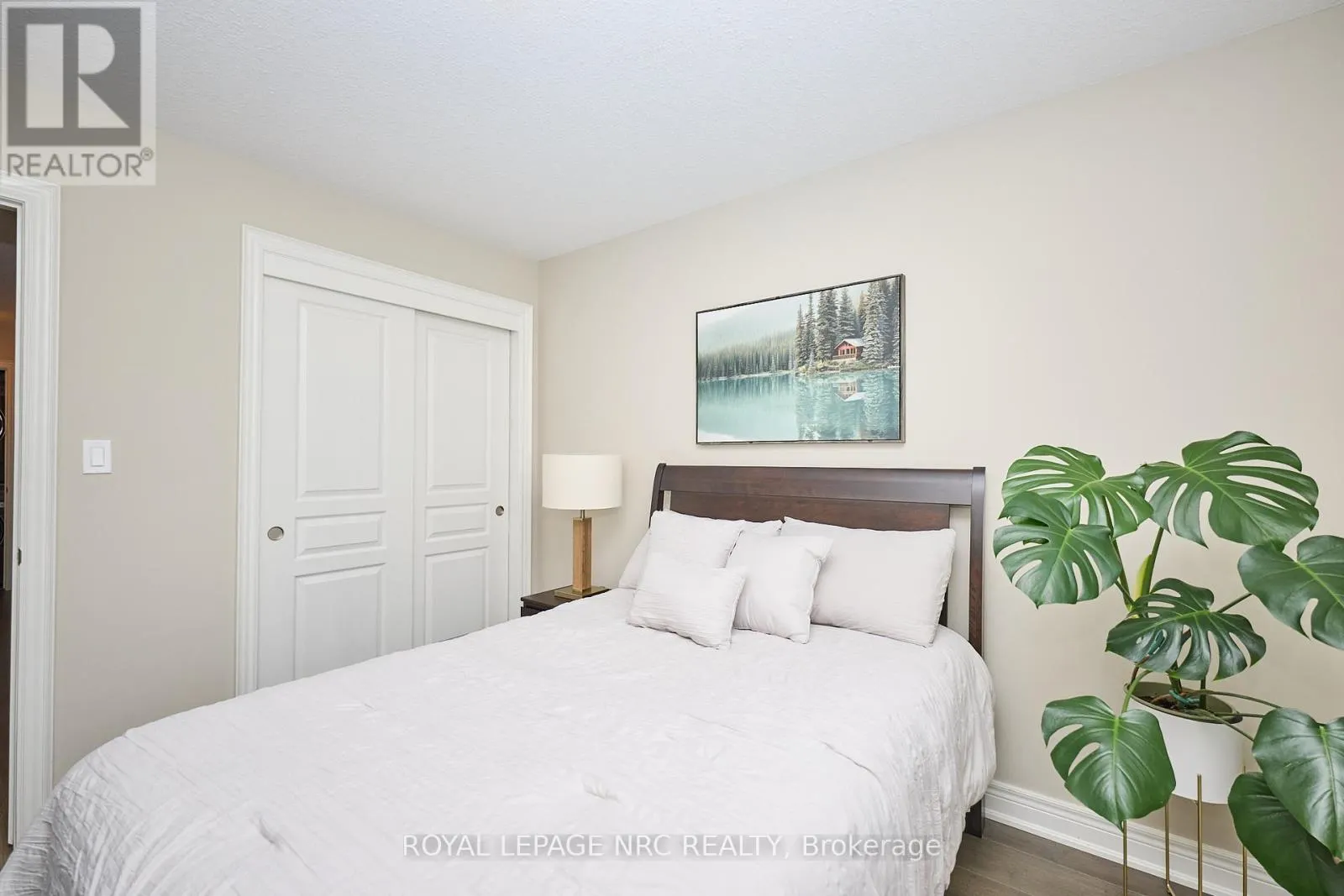 118 ROSELAWN CRESCENT