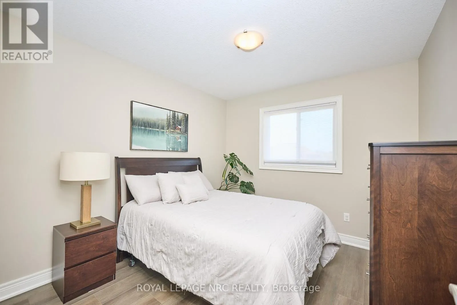 118 ROSELAWN CRESCENT