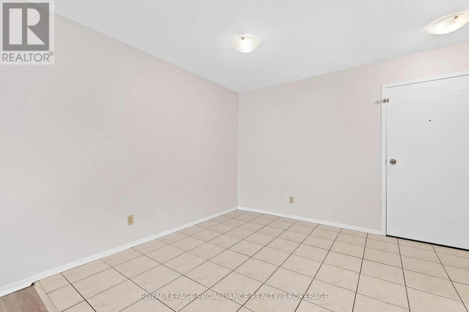 302 - 573 ARMSTRONG ROAD, #302