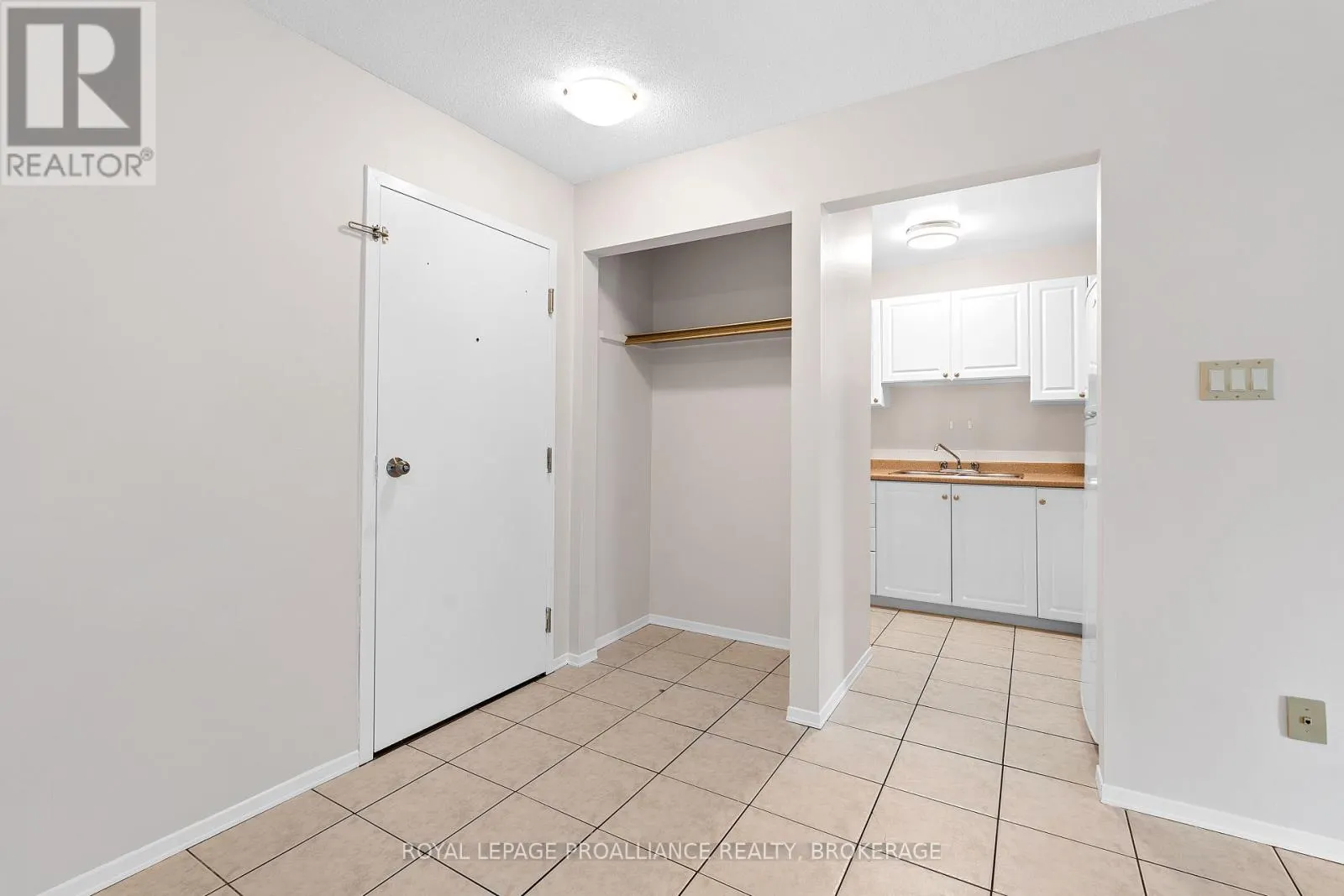 302 - 573 ARMSTRONG ROAD, #302