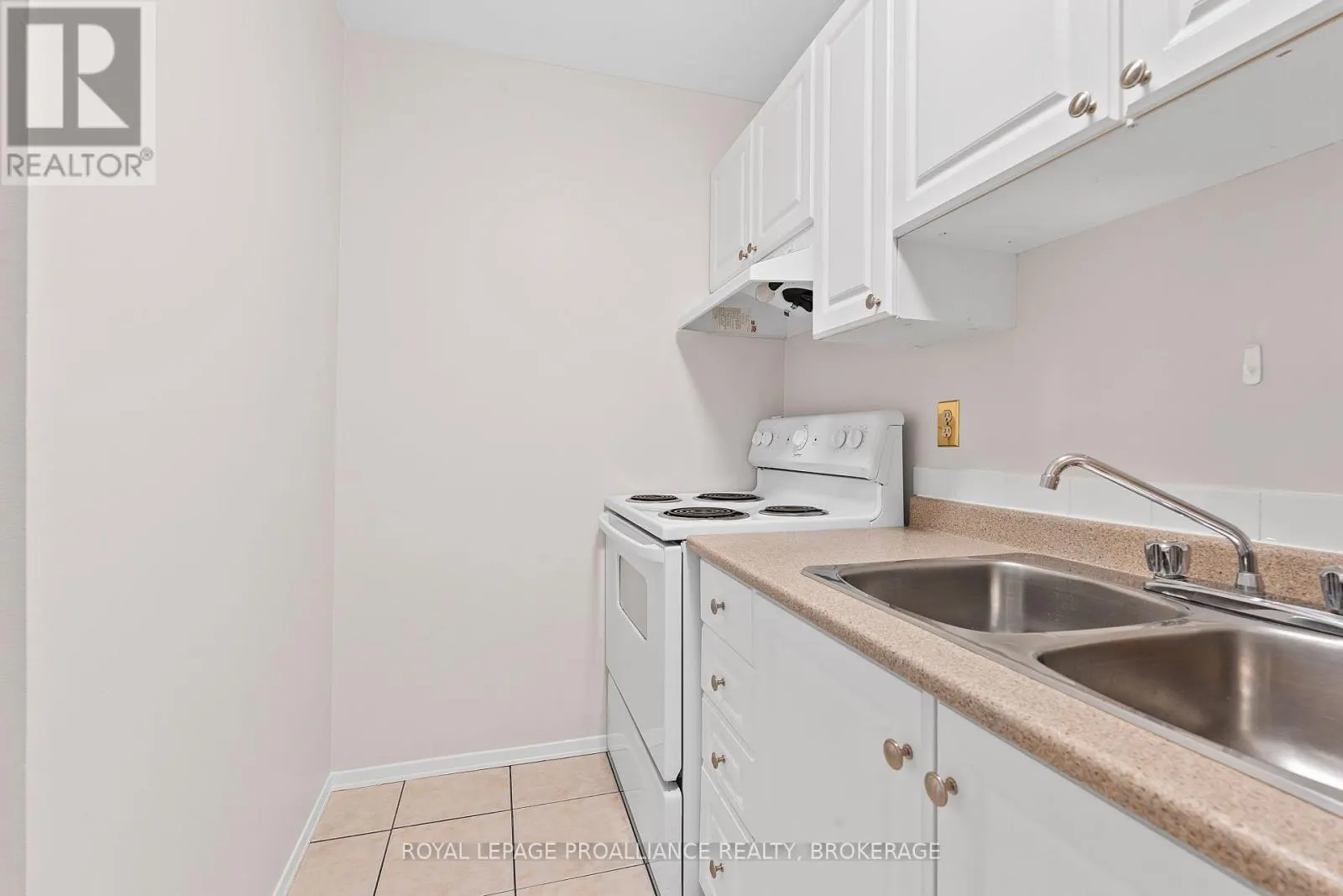302 - 573 ARMSTRONG ROAD, #302