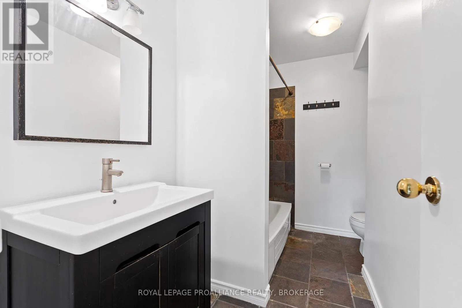 302 - 573 ARMSTRONG ROAD, #302