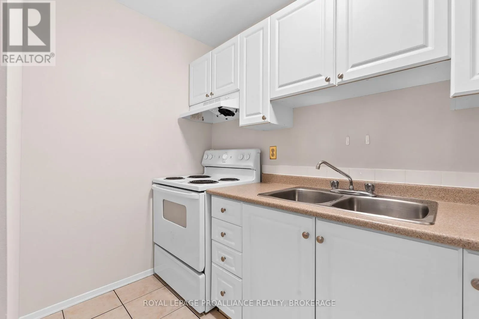 302 - 573 ARMSTRONG ROAD, #302