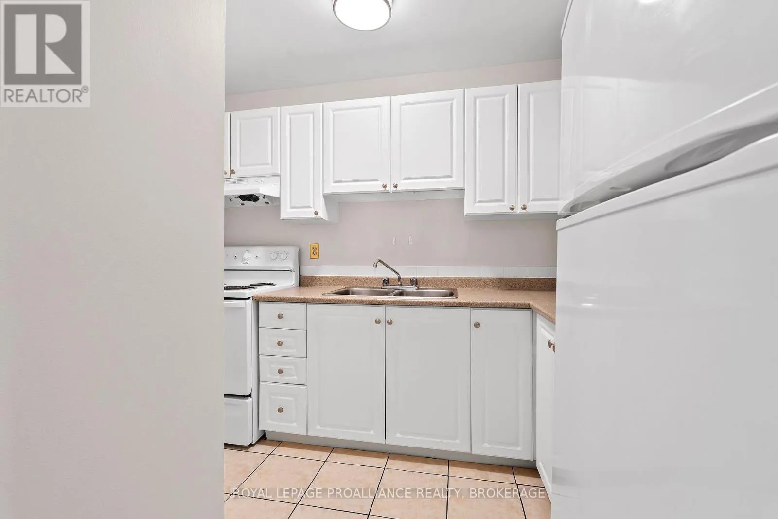 302 - 573 ARMSTRONG ROAD, #302