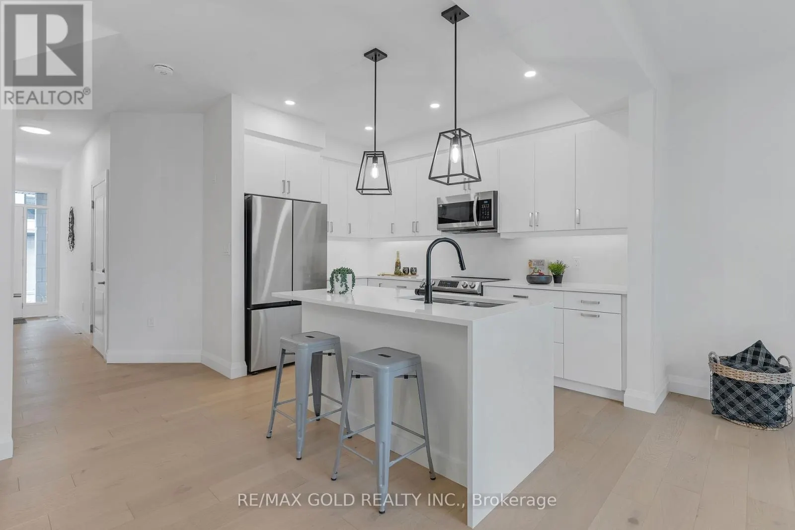 19 - 143 ELGIN STREET N
