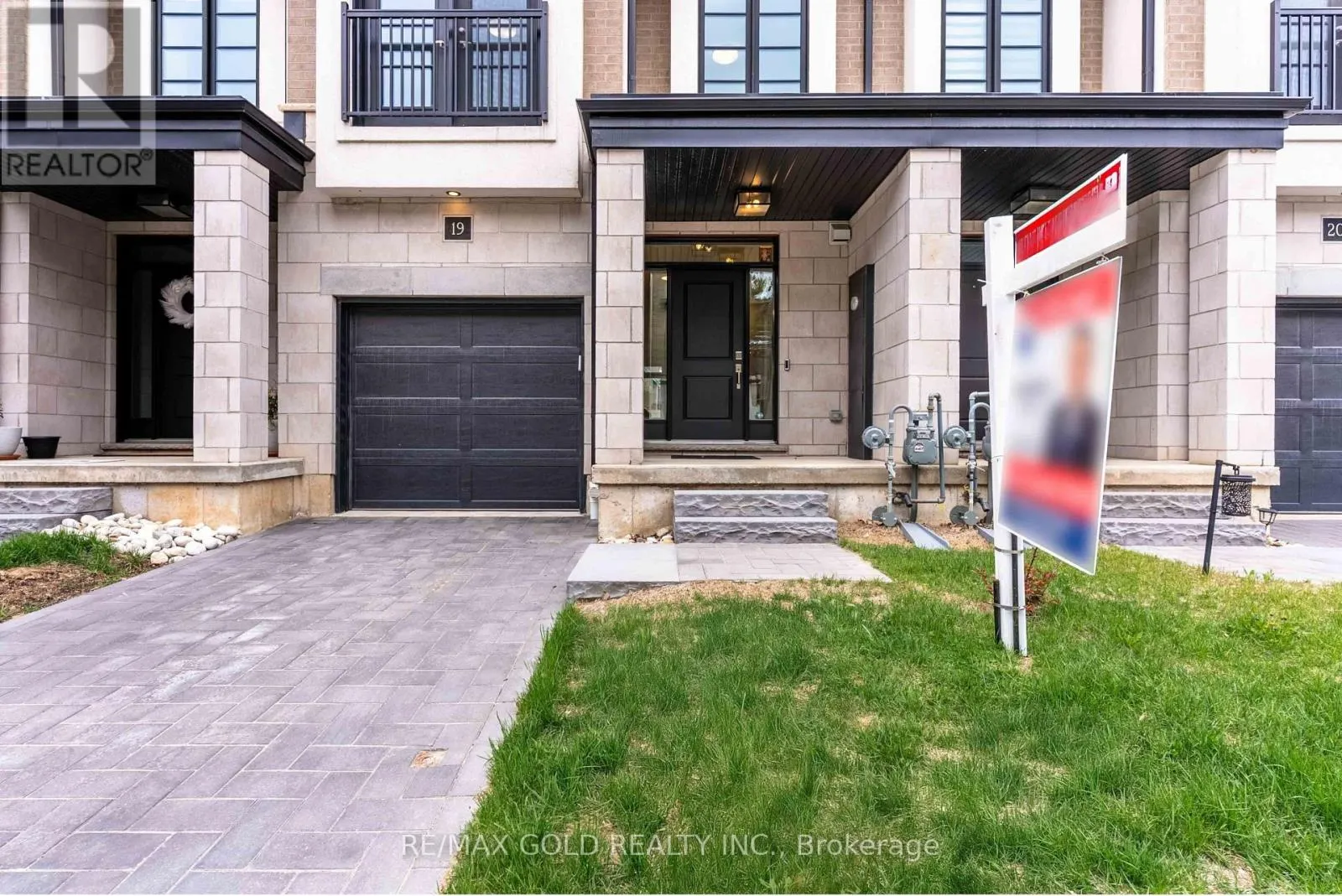 19 - 143 ELGIN STREET N