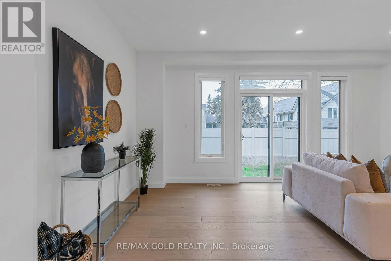 19 - 143 ELGIN STREET N