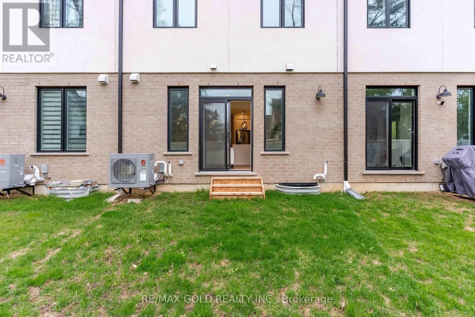 19 - 143 ELGIN STREET N