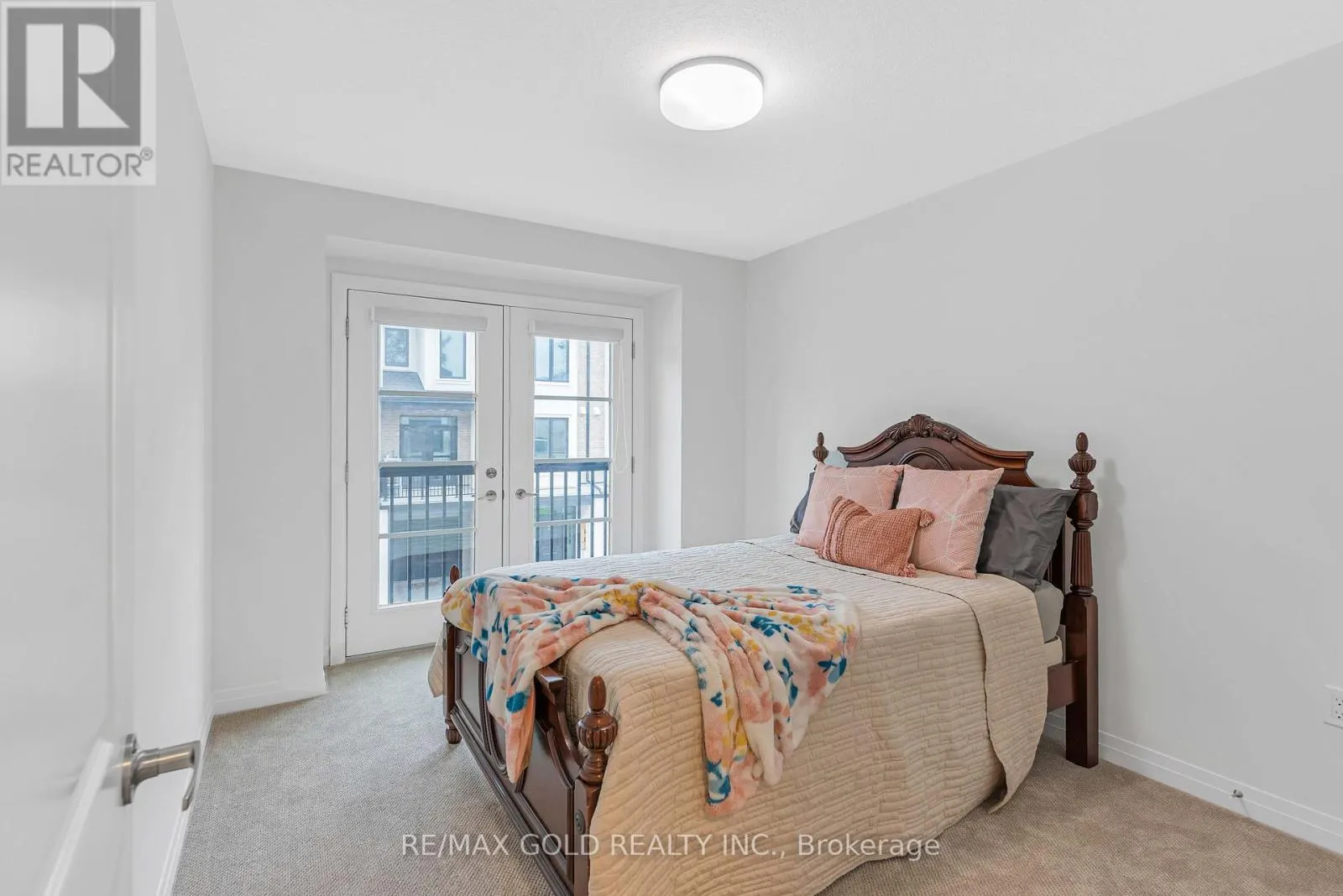 19 - 143 ELGIN STREET N