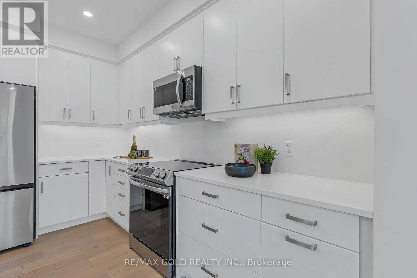 19 - 143 ELGIN STREET N