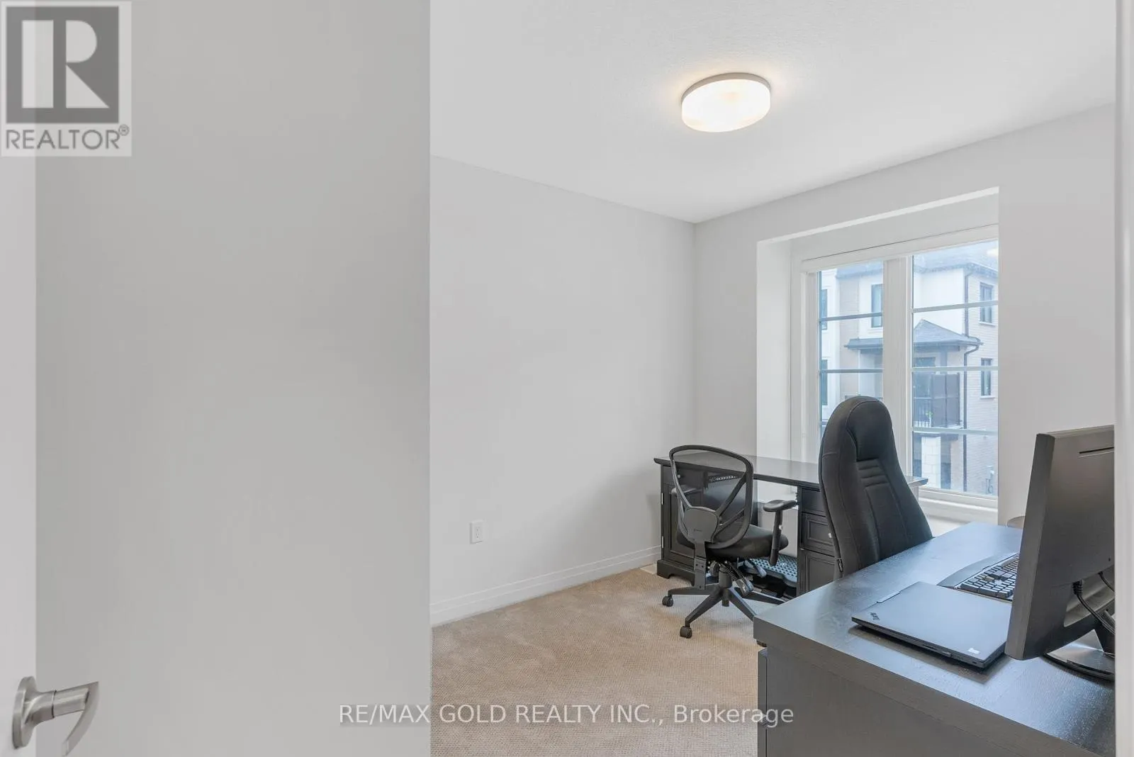 19 - 143 ELGIN STREET N