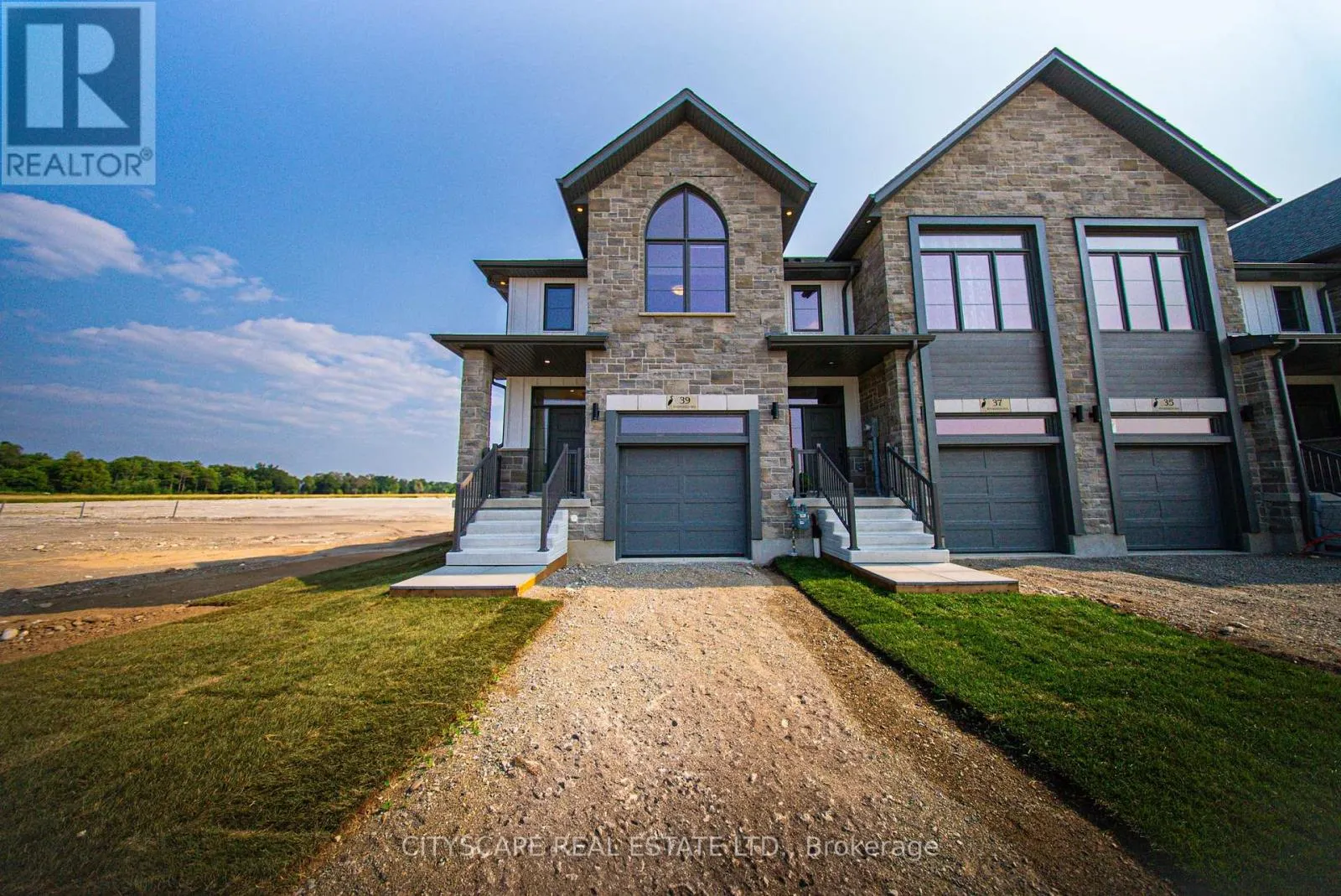 39 RIVERGREEN CRESCENT